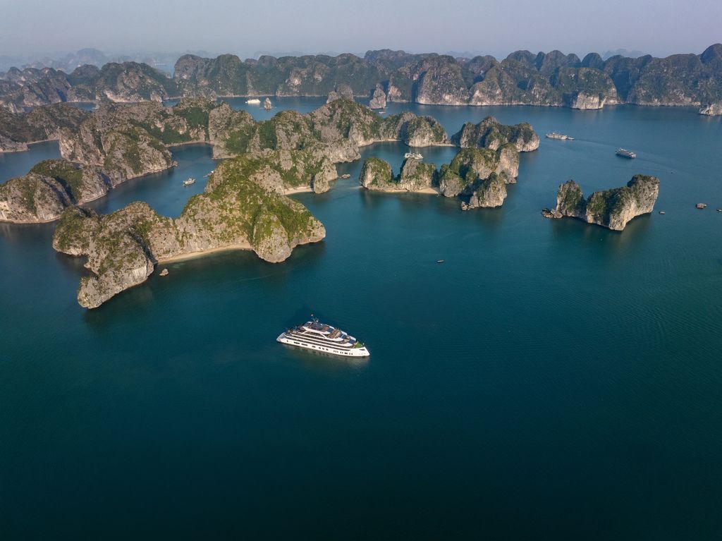 Read more about the article Premium Cruises Strengthen Ha Long Bay Tourism