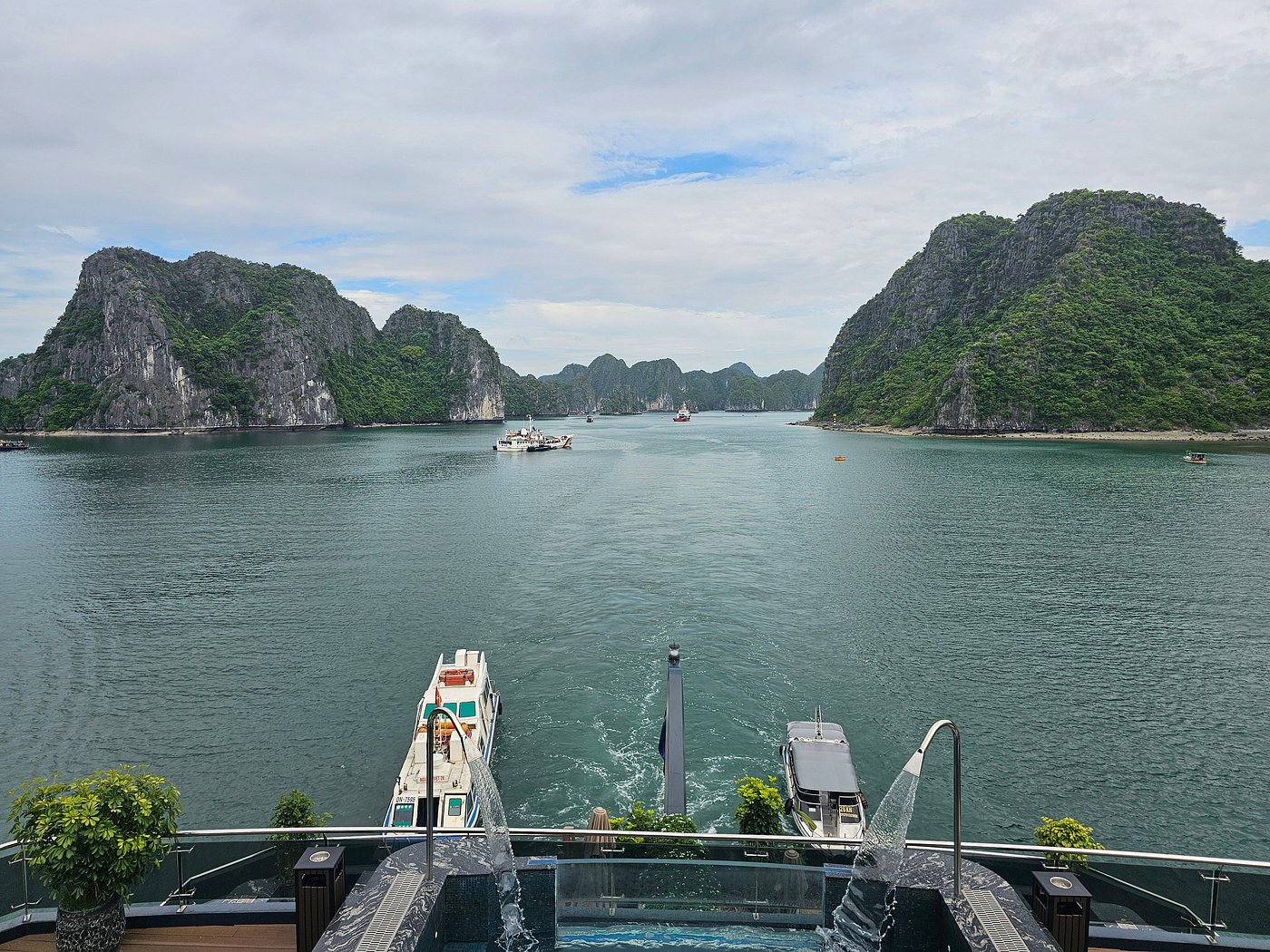 Read more about the article Ha Long Bay Cruise Named a Top Global Experience